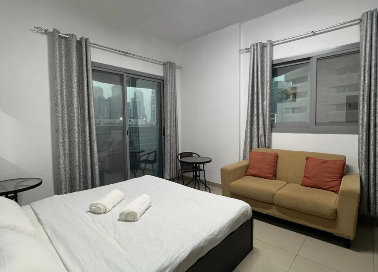 Botel Dubai Marina Stay